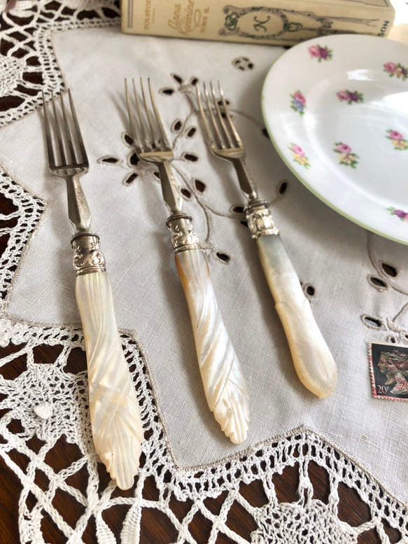 【英国】【白蝶貝】透かしのブレッドフォーク　マザーオブパール 英国で出会った♪アンティーク マザーオブパール製 フォーク /シルバー