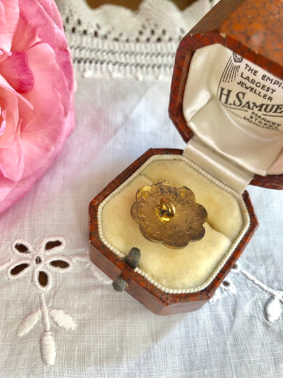 英国で出会った♪ アンティーク ヴィクトリアン 花型のエナメルボタン ハンドペイント 薔薇とわすれな草 ゴールドギルド 4枚目の画像
