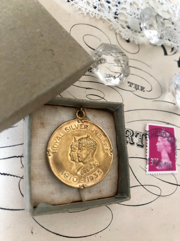 英国で出会った♪アンティークパーツ 1935年ジョージ5世のシルバージュビリー記念メダル 4枚目の画像