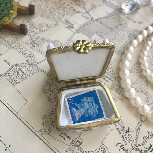 ヴィンテージ♪ ポーセリン製 小さなチェア型のジュエリーボックス