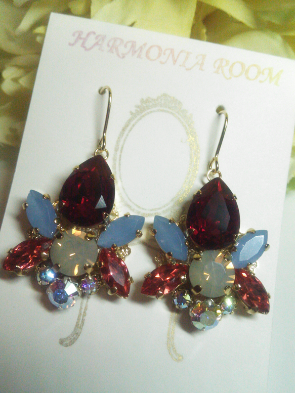 華やかビジューピアス～レッド×ブルー～