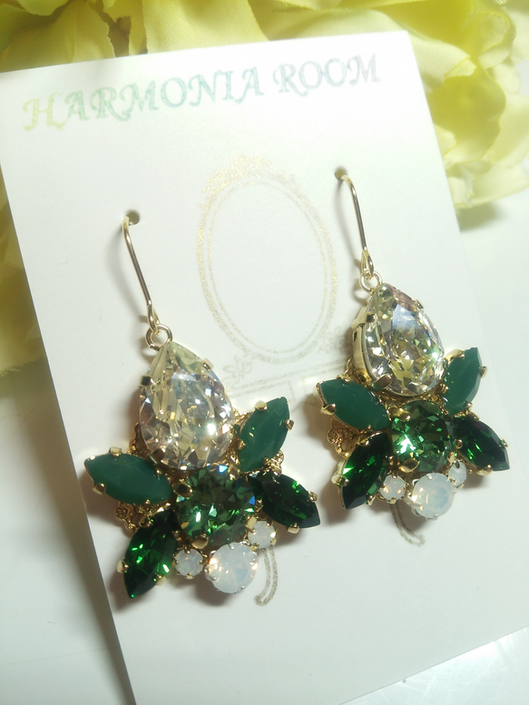 華やかビジューピアス～クリスタル×グリーン～