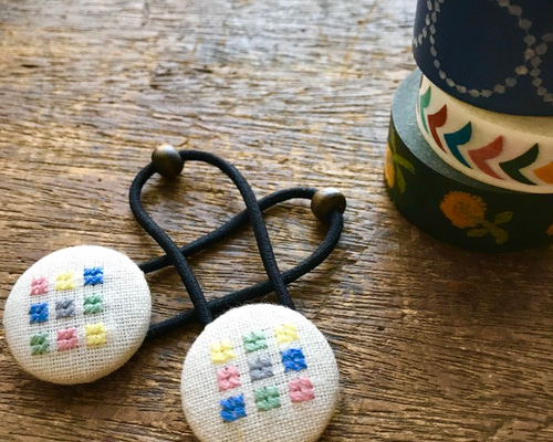 コスモス刺繍2.7センチ☆くるみボタンヘアゴム2セット コスモス刺繍2.7センチ☆くるみボタンヘアゴム2セット くるみボタン