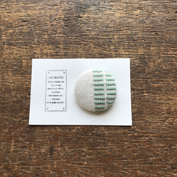刺繍くるみボタン ブローチ&ヘアゴム兼用可 北欧 2枚目の画像