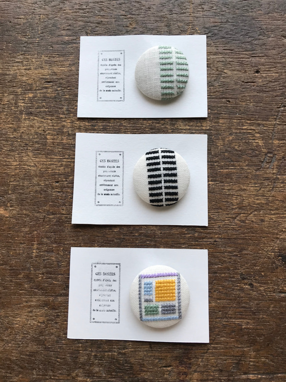 刺繍くるみボタン ブローチ&ヘアゴム兼用可 北欧 3枚目の画像