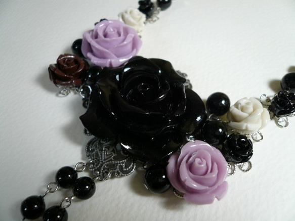 薔薇のネックレス（黒） 2枚目の画像