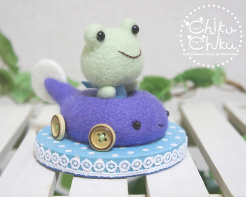 おたまじゃくしカーに乗ったカエル 羊毛フェルト Chiku Chiku