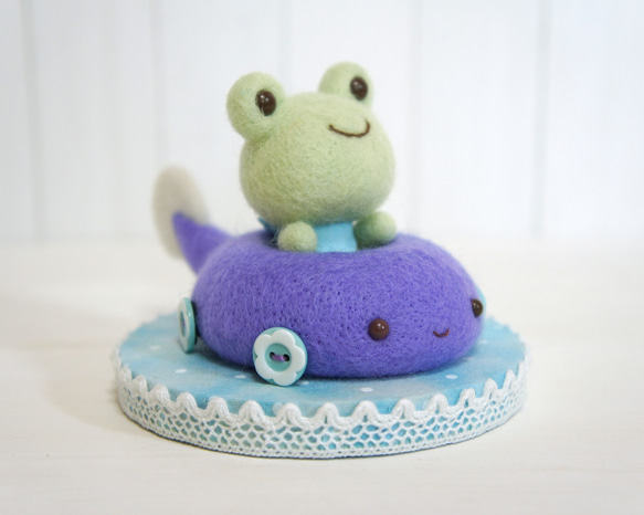 おたまじゃくしカーに乗ったカエル 羊毛フェルト Chiku Chiku