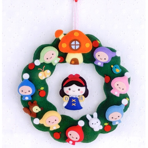 オーダーページ2・フェルト飾り・フェルトリース✽わんちゃんと一緒 フェルトのつるし飾り【白雪姫のリース】 タペストリー・壁掛け Chiku