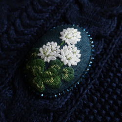 白詰草とクローバーの手刺繍ブローチビーズ飾り青緑 1枚目の画像