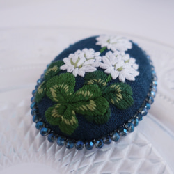 白詰草とクローバーの手刺繍ブローチビーズ飾り青緑 3枚目の画像