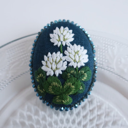 白詰草とクローバーの手刺繍ブローチビーズ飾り青緑 4枚目の画像