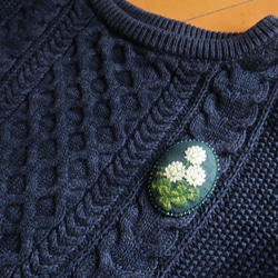 白詰草とクローバーの手刺繍ブローチビーズ飾り青緑 5枚目の画像