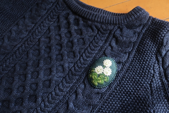 白詰草とクローバーの手刺繍ブローチビーズ飾り青緑 5枚目の画像