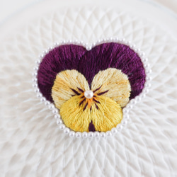 パンジーの手刺繍ブローチ紫×黄縁パール 1枚目の画像