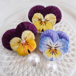 パンジーの手刺繍ブローチ紫×黄縁パール 5枚目の画像
