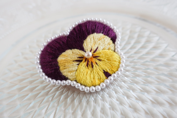 パンジーの手刺繍ブローチ紫×黄縁パール 2枚目の画像