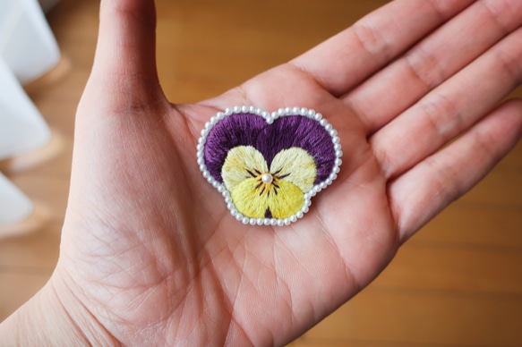 パンジーの手刺繍ブローチ紫×黄縁パール 3枚目の画像