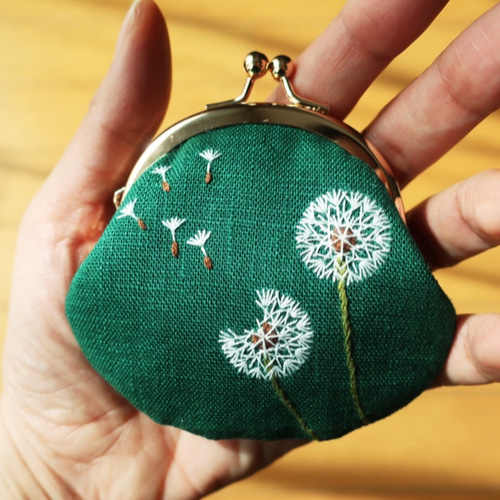 綿毛の手刺繍がま口丸型みどり がま口 刺繍屋miyako 通販 12050510