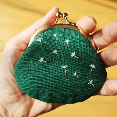綿毛の手刺繍がま口丸型みどり がま口 刺繍屋miyako 通販 12050510