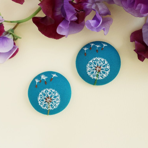 たんぽぽ綿毛の刺繍ブローチ☆くるみボタン ブローチ 刺繍屋