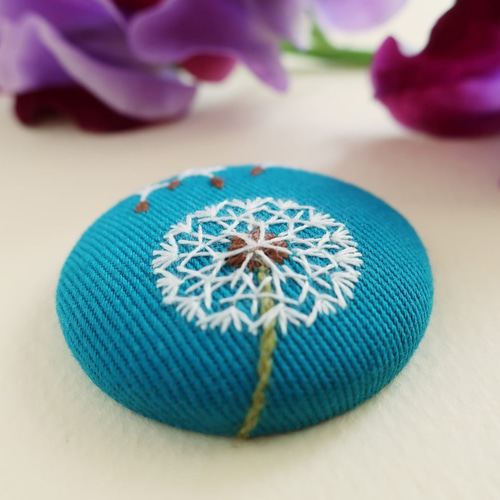 たんぽぽ綿毛の刺繍ブローチ☆くるみボタン ブローチ 刺繍屋