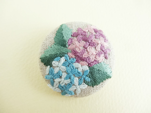 あじさいの手刺繍ブローチ 1枚目の画像