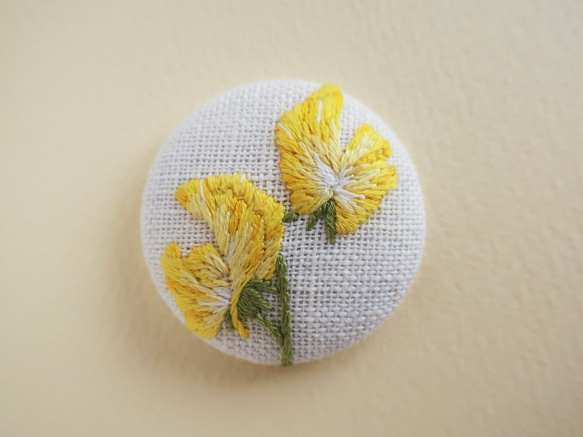 黄色スイートピーの手刺繍ブローチ 1枚目の画像