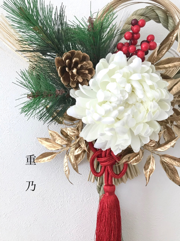 creema限定 紅白のお正月飾り  白い菊と赤いタッセル 2枚目の画像