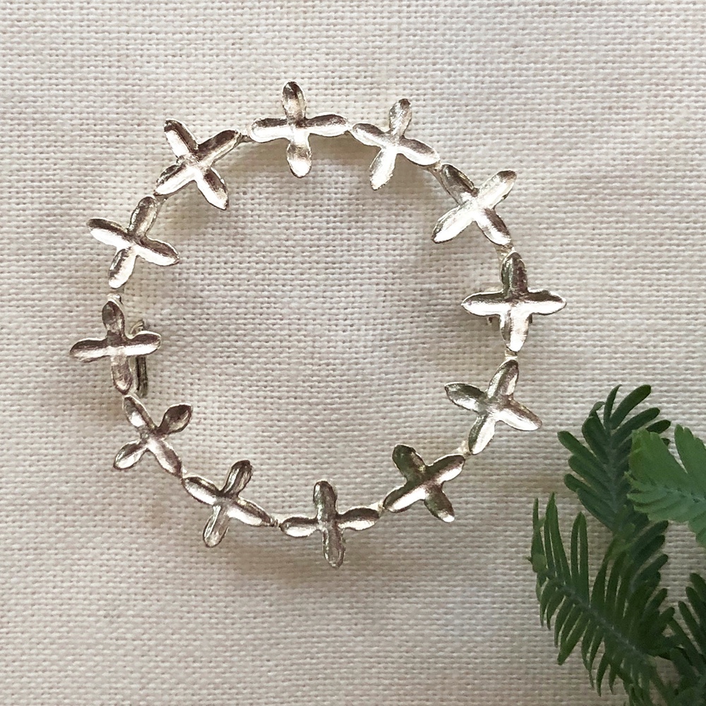 花のブローチ シルバー 4,346円