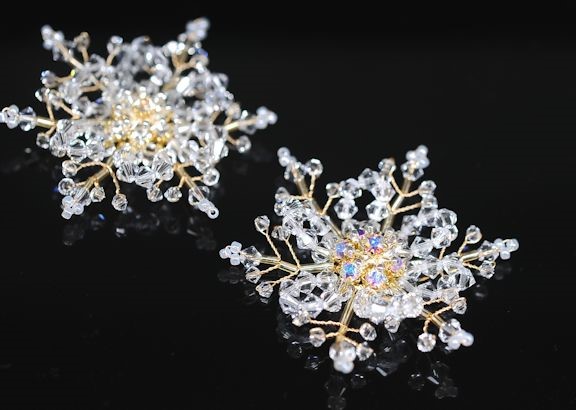 氷華　雪の結晶　きらめくスワロフスキークリスタルブローチ