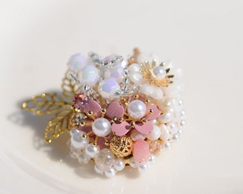 未使用級✨ルネ フラワークリスタルブローチ 桜 スワロフスキー お花モチーフ 未使用級✨ルネ フラワークリスタルブローチ 桜 スワロフスキー お花