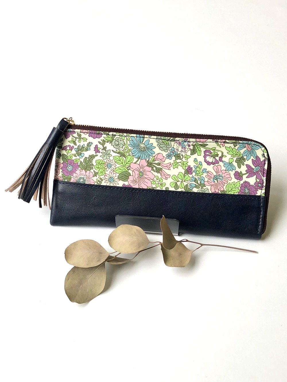 リバティープリント×牛革のＬ字型　長財布 エミリー（ネイビー）
