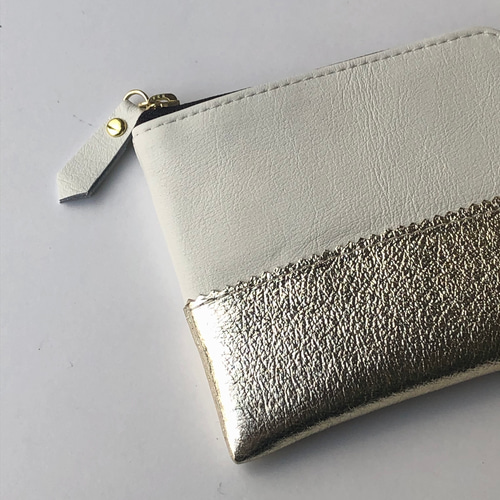 本革のスリムなミニ財布 ホワイト×ゴールド その他ミニ財布