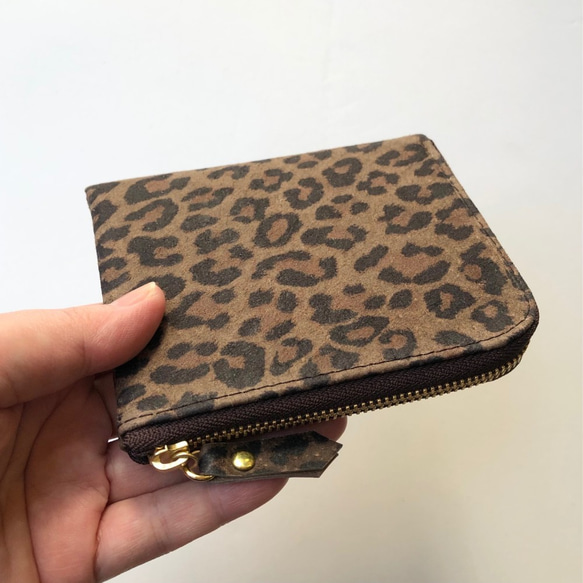 レオパード柄のスリムなミニ財布　ピッグスキンブラウン 7枚目の画像