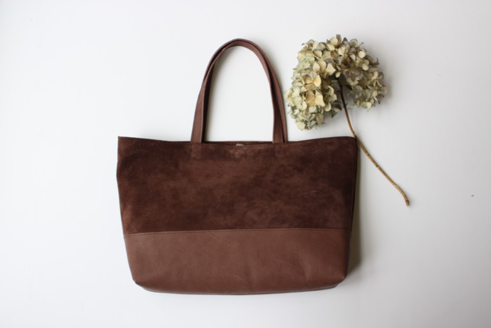 ピッグスキン＆スエードのトートバッグ　 チョコレート