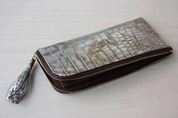 クロコダイル型押しのアンティークな長財布　 2枚目の画像
