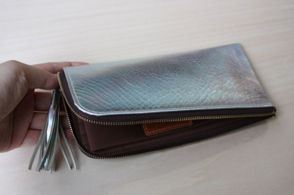 ゴートレザーのスリムな長財布　Ｌ字型　シルバーレインボー 3枚目の画像