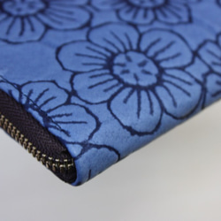 ピッグスキンのスリムな長財布Ｌ字型　フラワー　ブルー 8枚目の画像