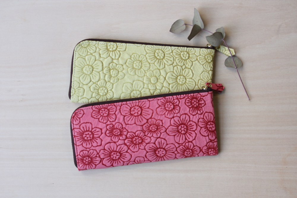 ピッグスキンのスリムな長財布Ｌ字型　フラワー　チェリーピンク