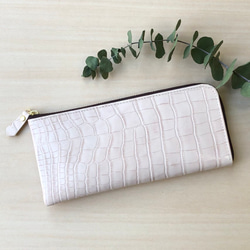牛革のスリムな長財布　Ｌ字型　クロコダイル型押し　さくらホワイト 1枚目の画像