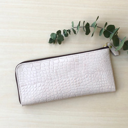 牛革のスリムな長財布　Ｌ字型　クロコダイル型押し　さくらホワイト 2枚目の画像
