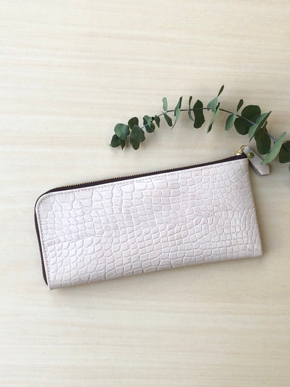 牛革のスリムな長財布　Ｌ字型　クロコダイル型押し　さくらホワイト 2枚目の画像