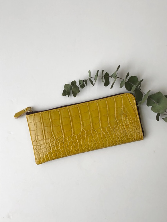 牛革のスリムな長財布　Ｌ字型　クロコダイル型押し　ミモザイエロー 2枚目の画像