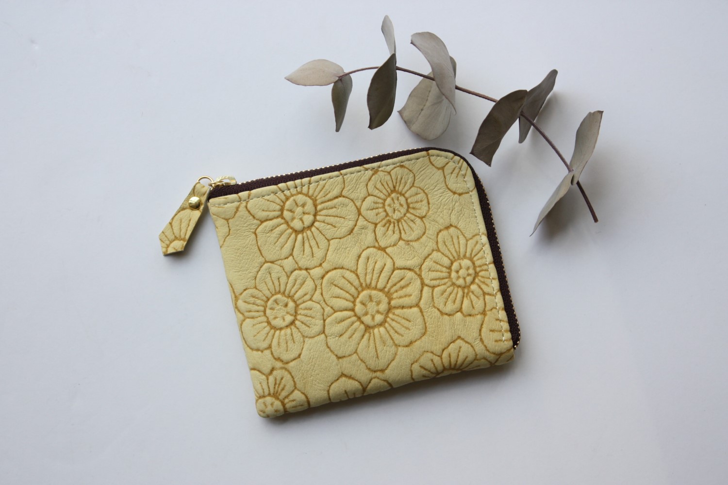 ピッグスキンのスリムなミニ財布　フラワー　イエロー