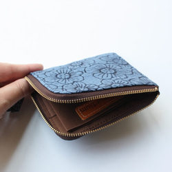 ピッグスキンのスリムなミニ財布　フラワー　ブルー 3枚目の画像