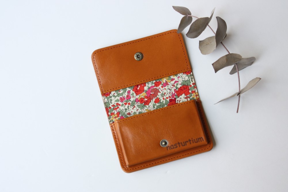 牛本革とリバティープリントの名刺ケース　　キャメル（クレアオード）