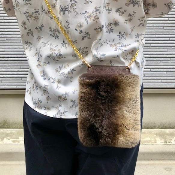 [購買數量有限！ ]皮革和兔毛mofumofu智能手機袋 第4張的照片