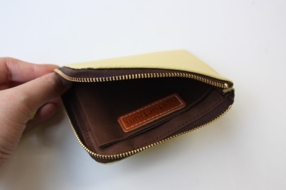 【レモンイエロー】牛本革のスリムなミニ財布　シュリンク　 4枚目の画像