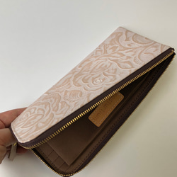 牛革のスリムな長財布　ボタニカル柄型押し ピンクベージュ 3枚目の画像